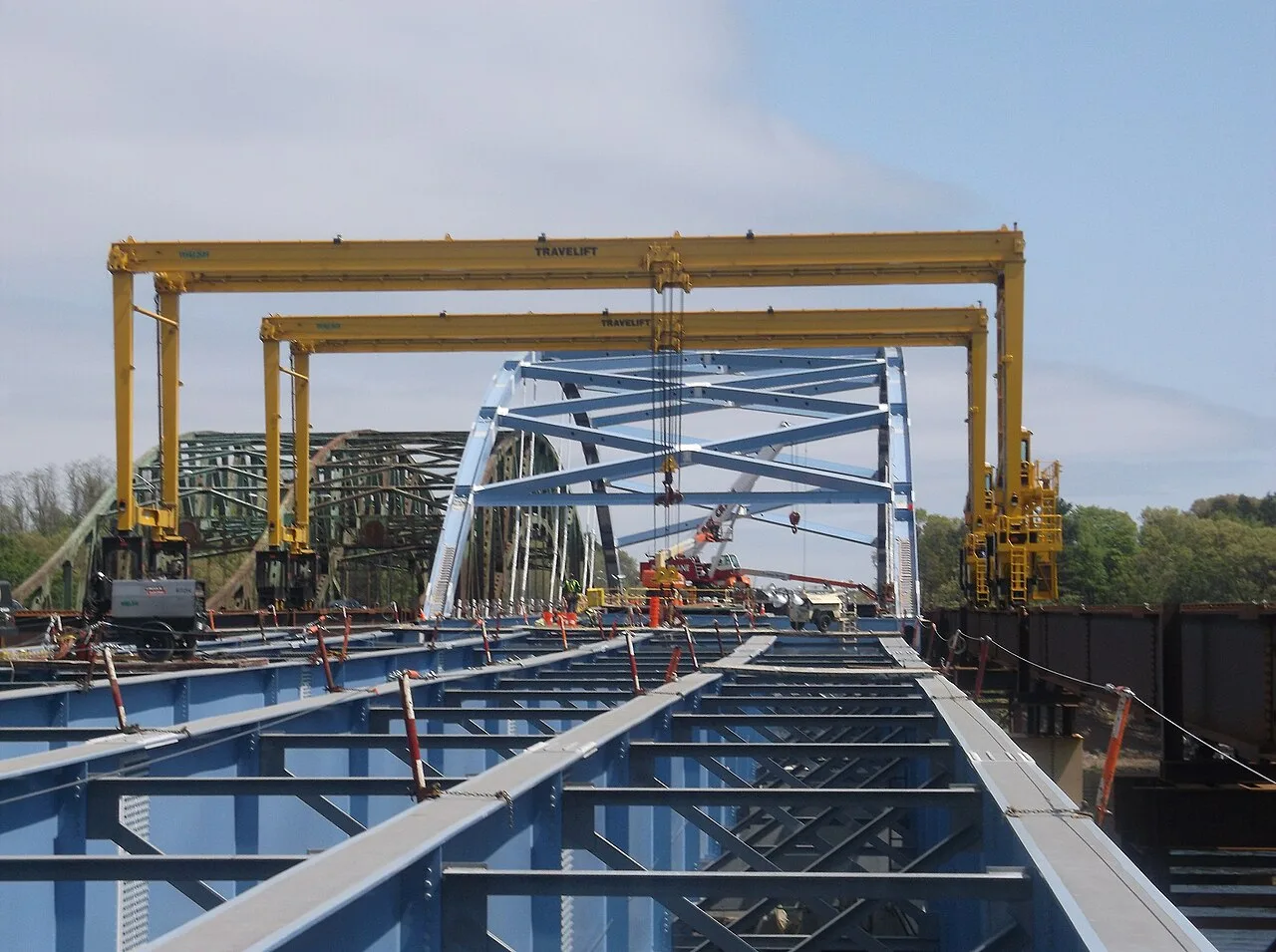 Girder erection with gantry cranes
