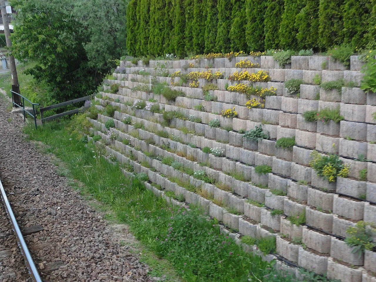Segmental block retaining wall
